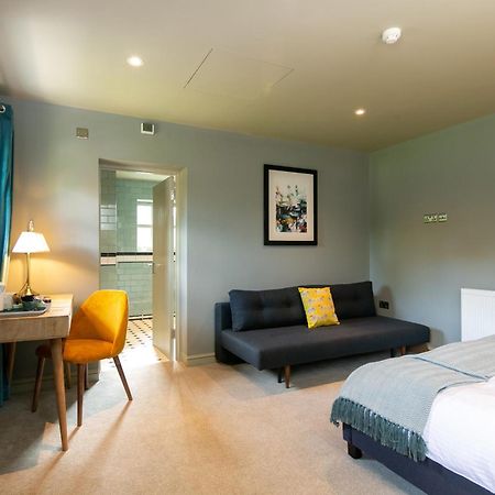 Bed and Breakfast The Cowdray Arms Worth  Экстерьер фото