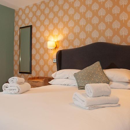 Bed and Breakfast The Cowdray Arms Worth  Экстерьер фото