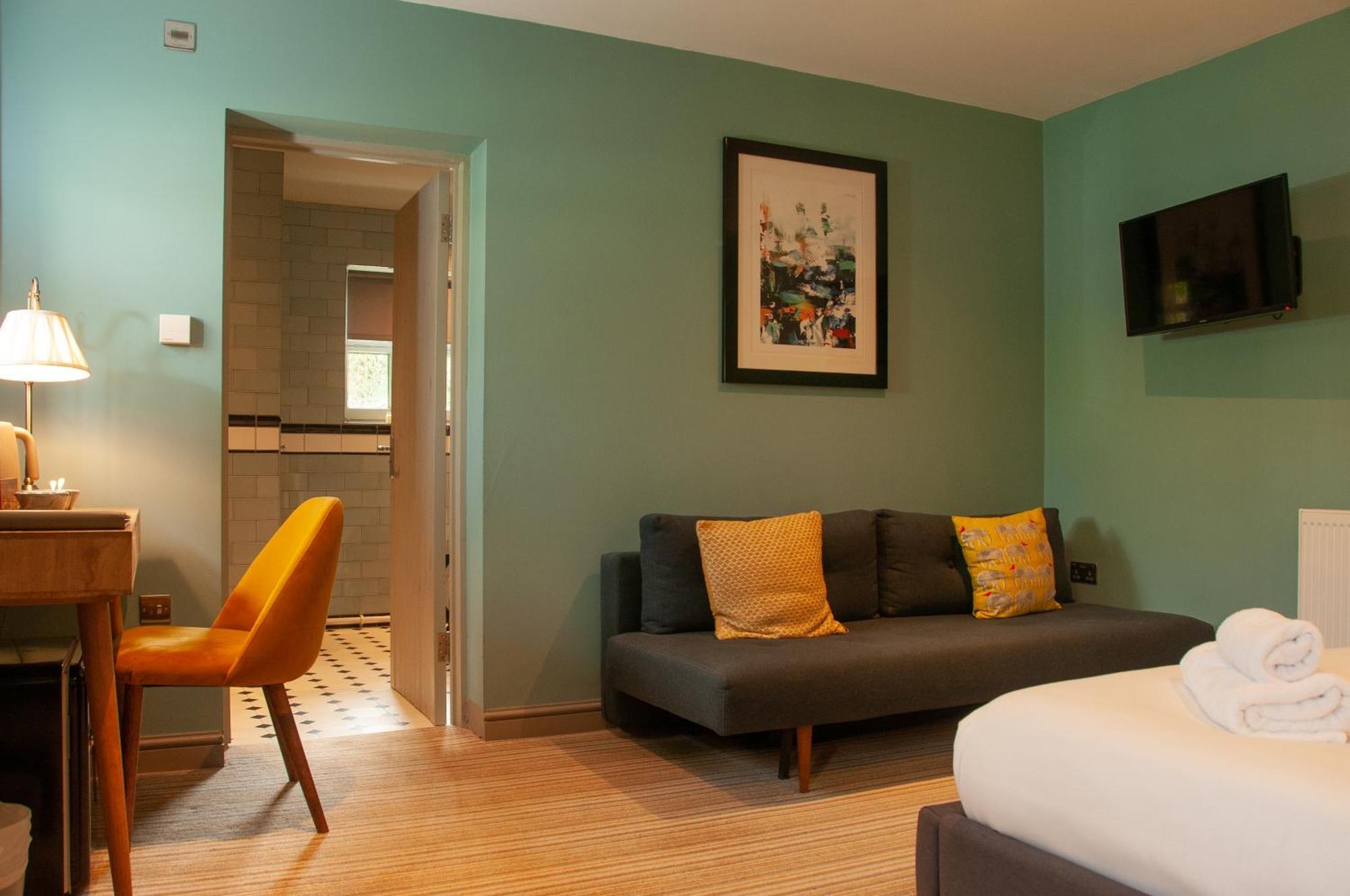 Bed and Breakfast The Cowdray Arms Worth  Экстерьер фото