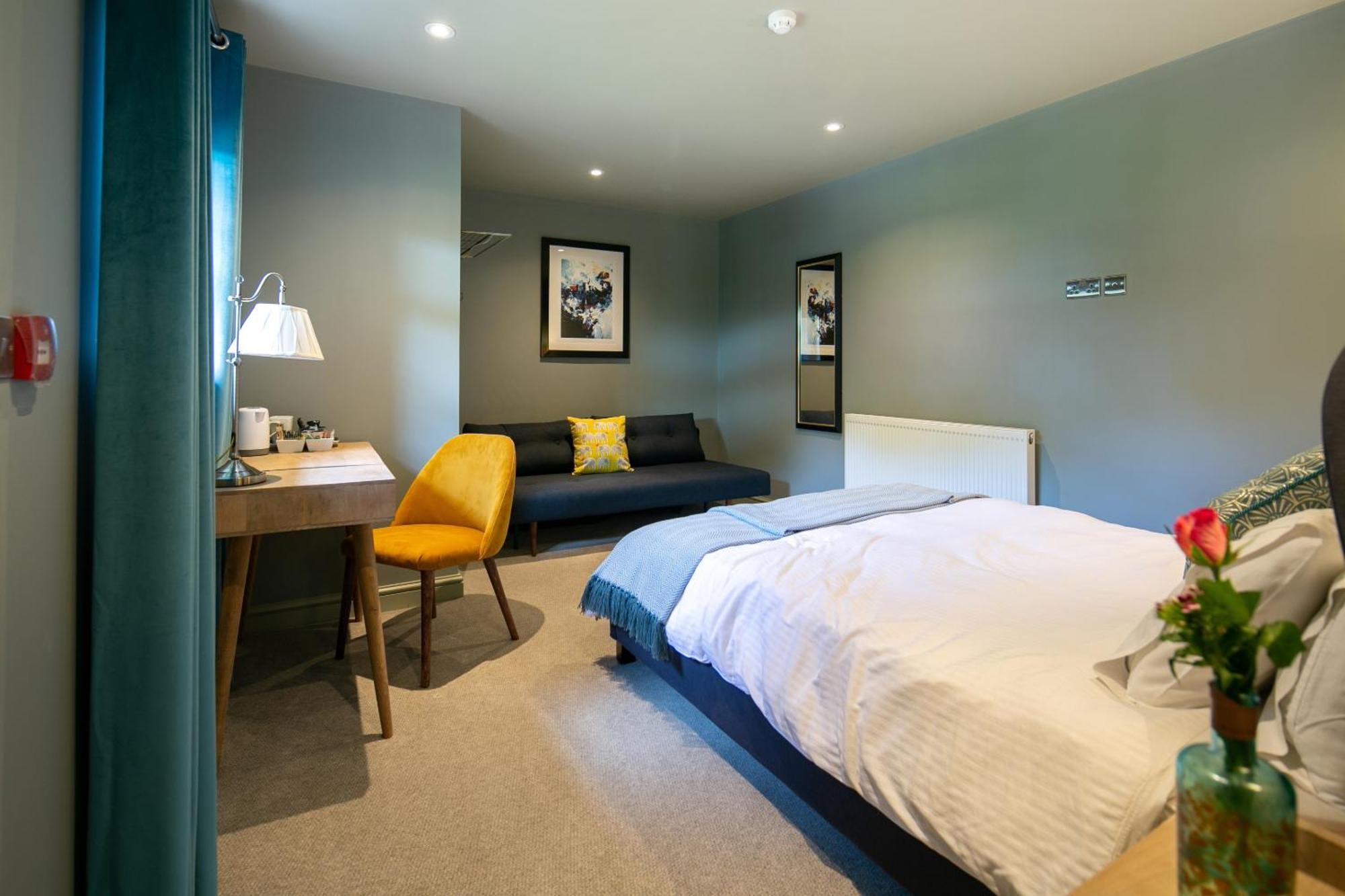 Bed and Breakfast The Cowdray Arms Worth  Экстерьер фото