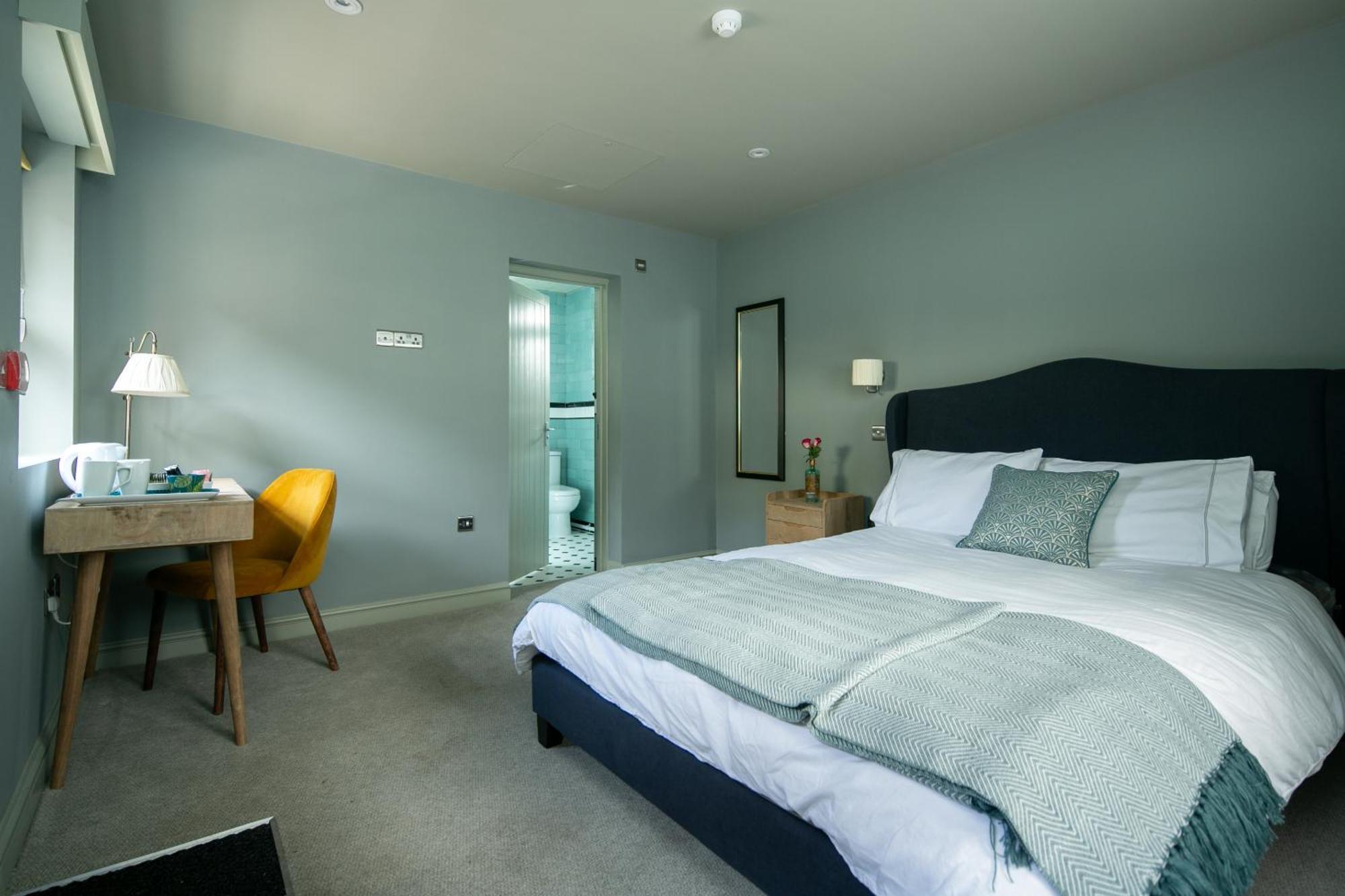 Bed and Breakfast The Cowdray Arms Worth  Экстерьер фото