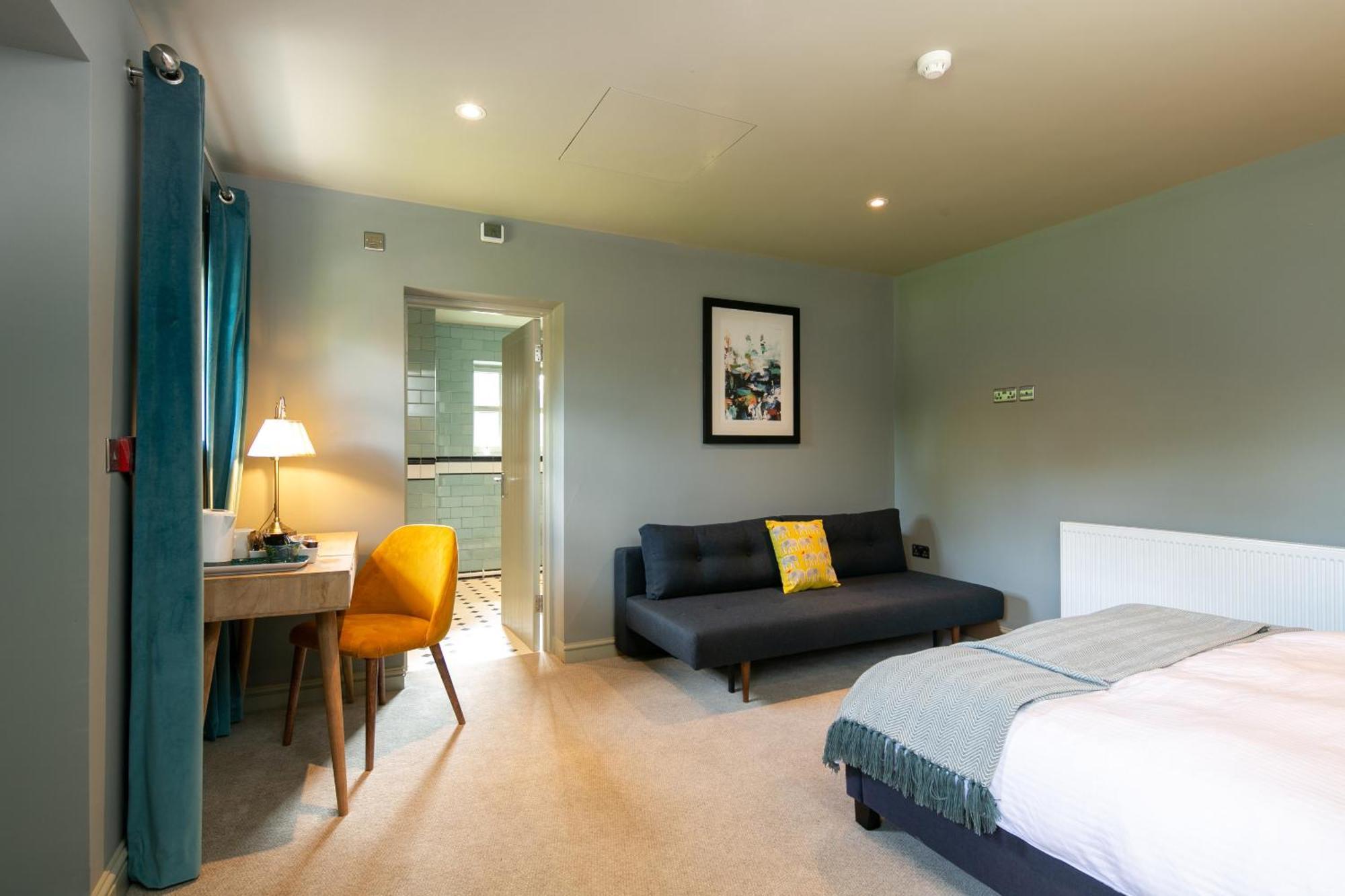 Bed and Breakfast The Cowdray Arms Worth  Экстерьер фото