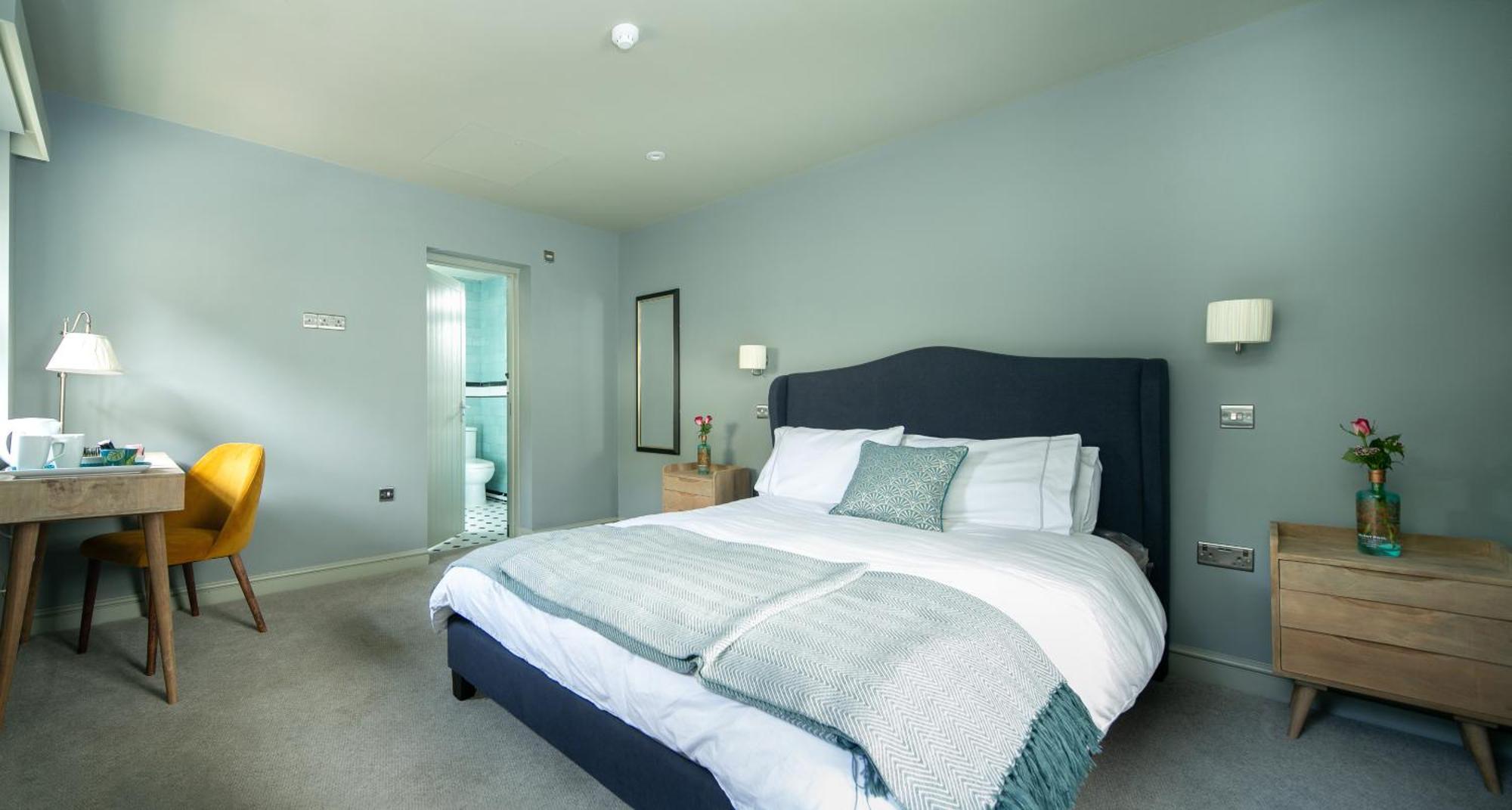 Bed and Breakfast The Cowdray Arms Worth  Номер фото