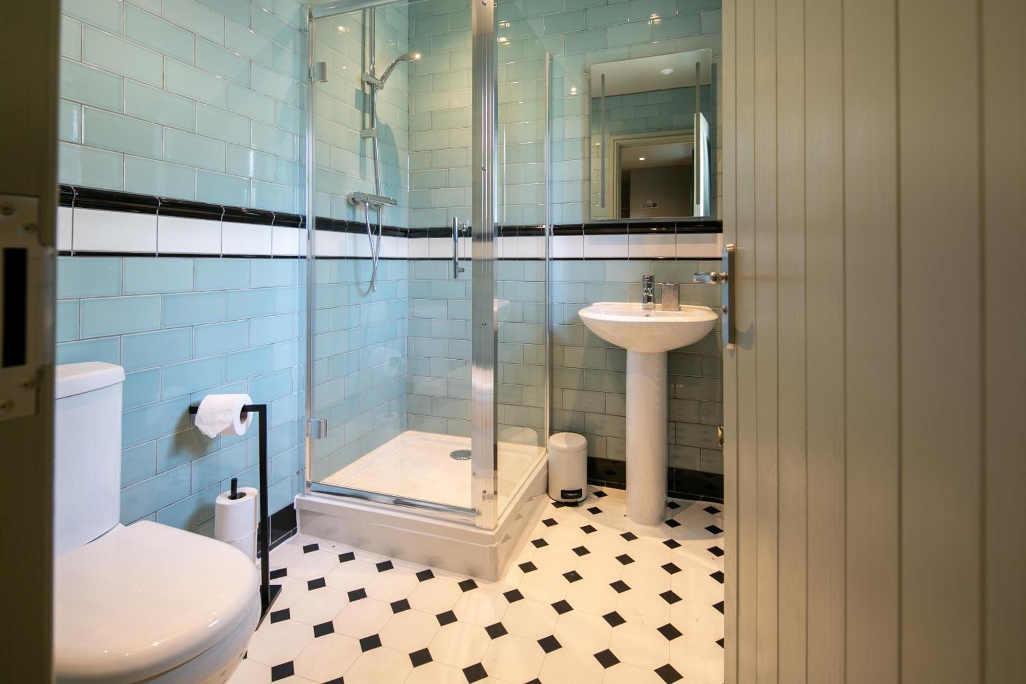 Bed and Breakfast The Cowdray Arms Worth  Экстерьер фото