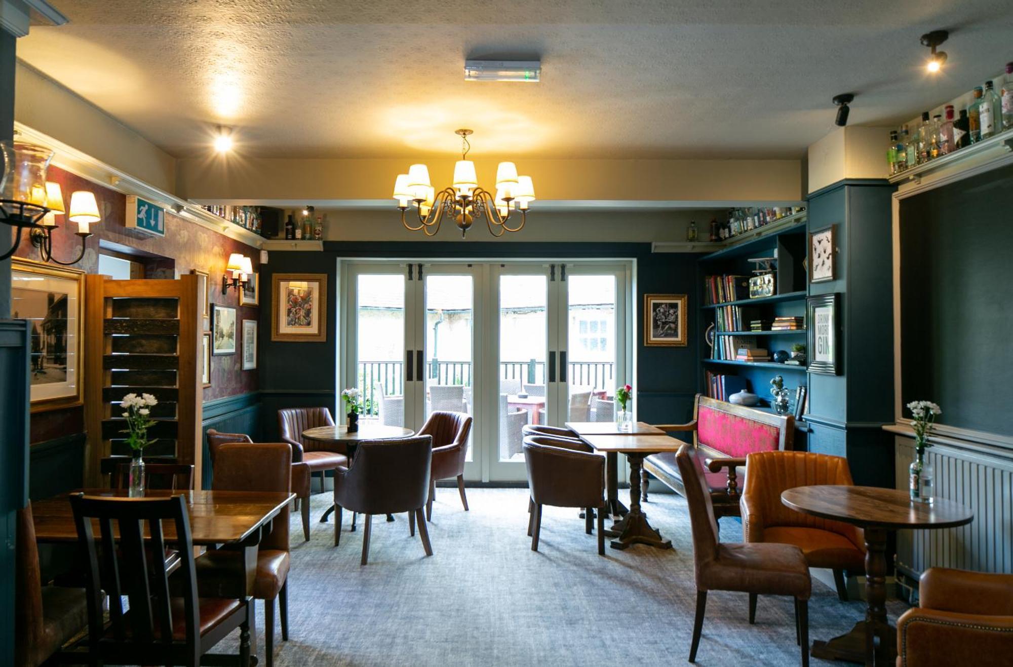 Bed and Breakfast The Cowdray Arms Worth  Экстерьер фото