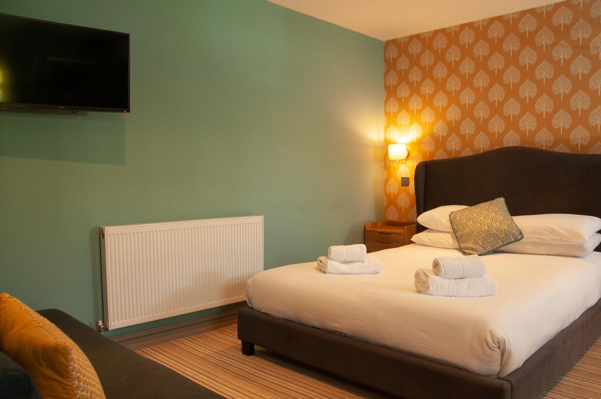Bed and Breakfast The Cowdray Arms Worth  Экстерьер фото