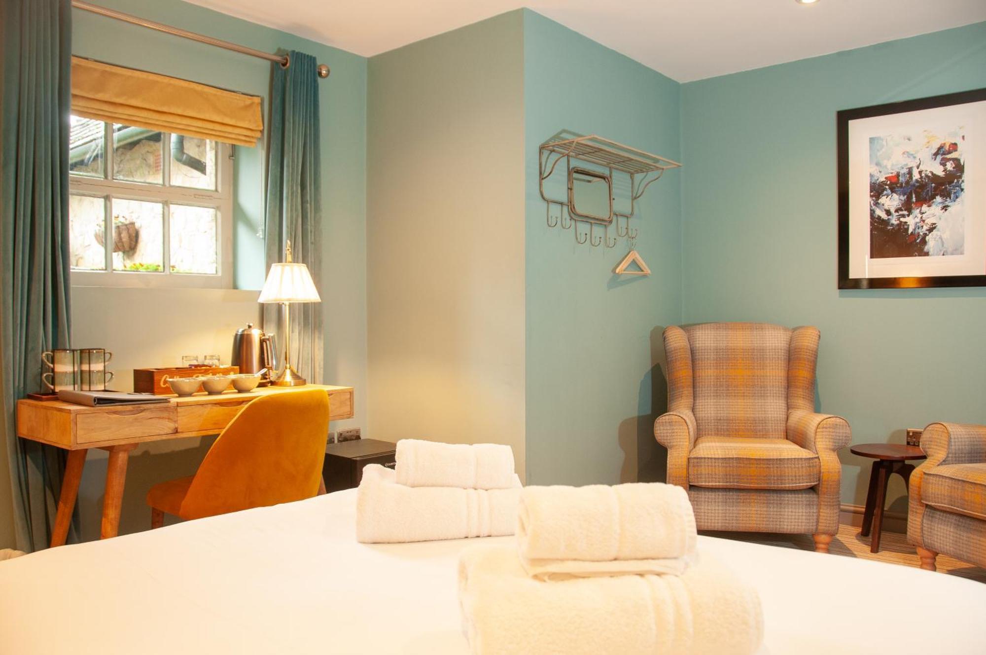 Bed and Breakfast The Cowdray Arms Worth  Экстерьер фото