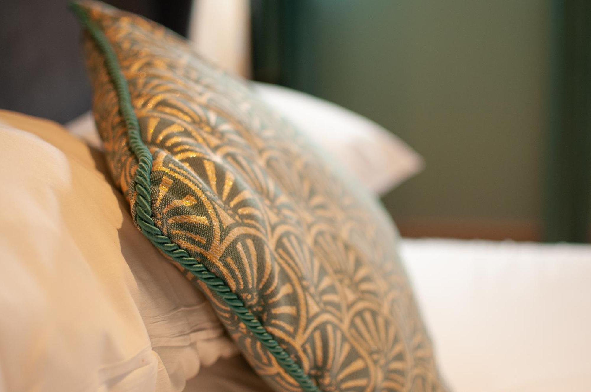 Bed and Breakfast The Cowdray Arms Worth  Экстерьер фото