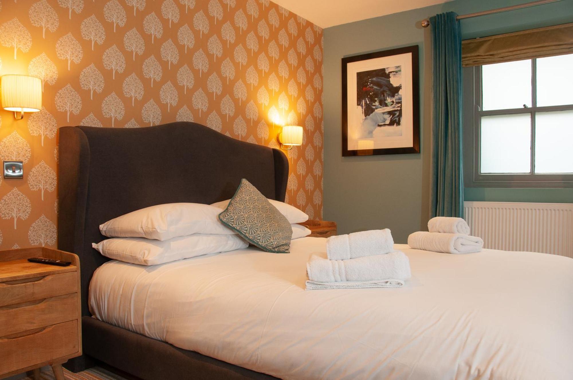 Bed and Breakfast The Cowdray Arms Worth  Экстерьер фото
