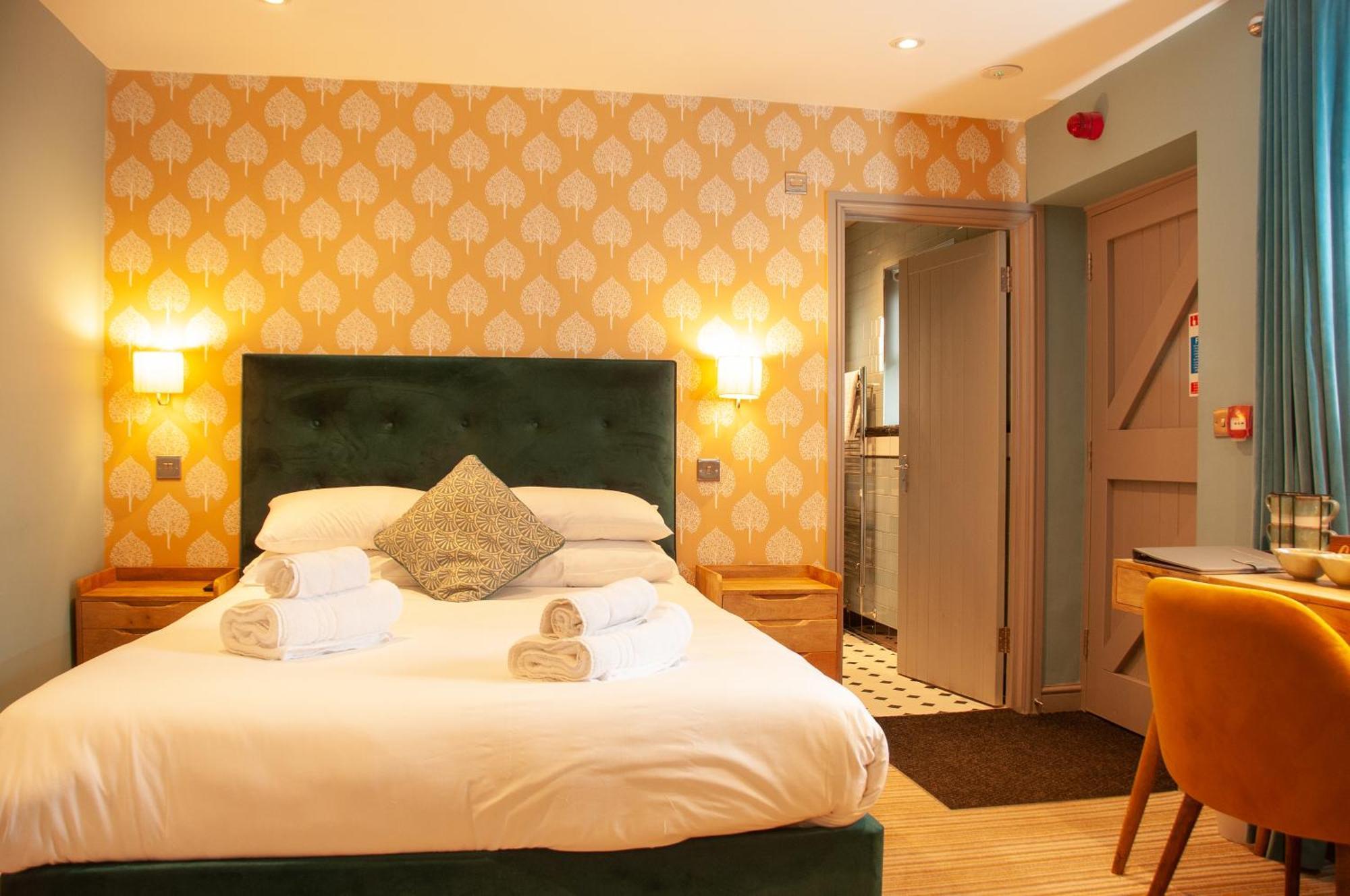 Bed and Breakfast The Cowdray Arms Worth  Экстерьер фото