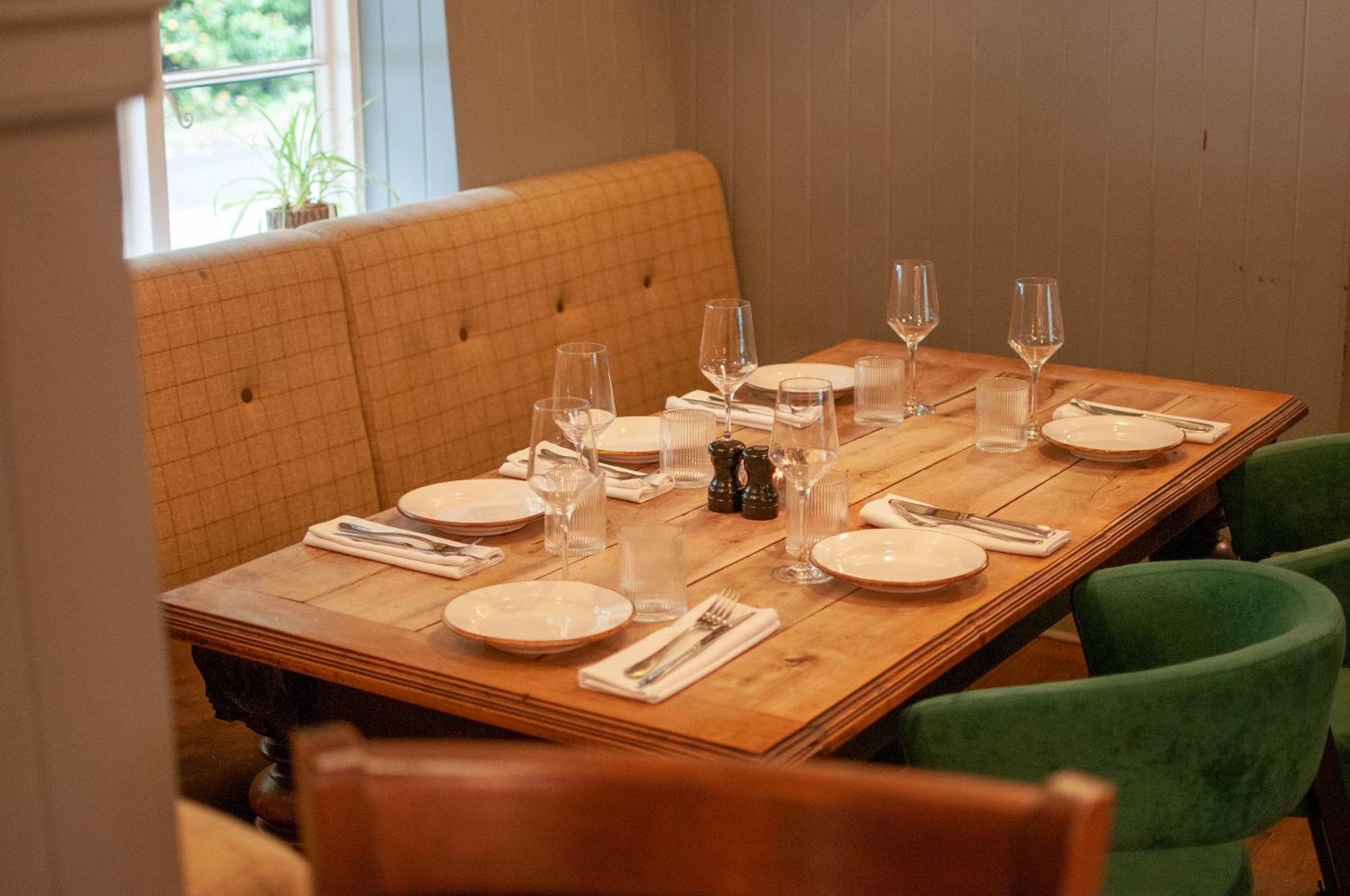 Bed and Breakfast The Cowdray Arms Worth  Экстерьер фото