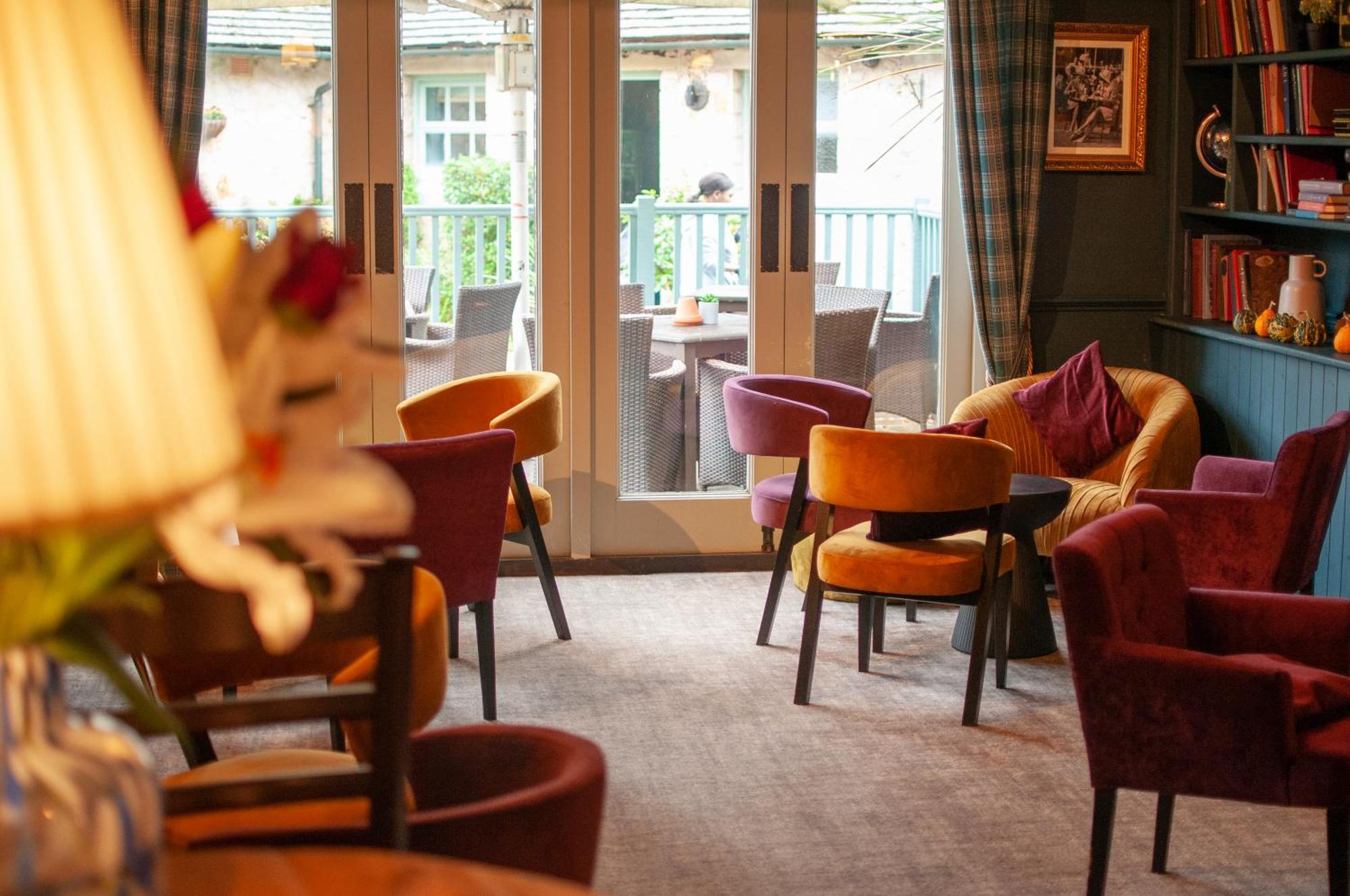 Bed and Breakfast The Cowdray Arms Worth  Экстерьер фото