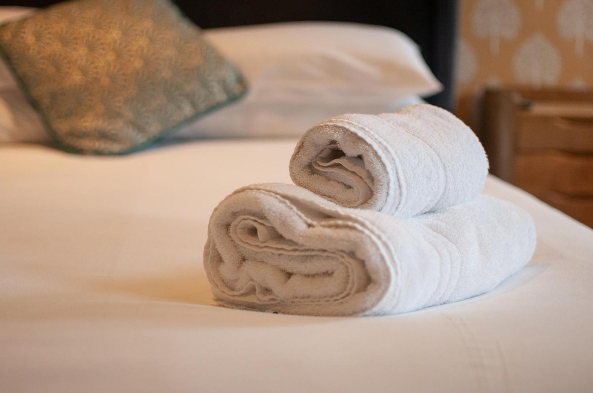 Bed and Breakfast The Cowdray Arms Worth  Экстерьер фото