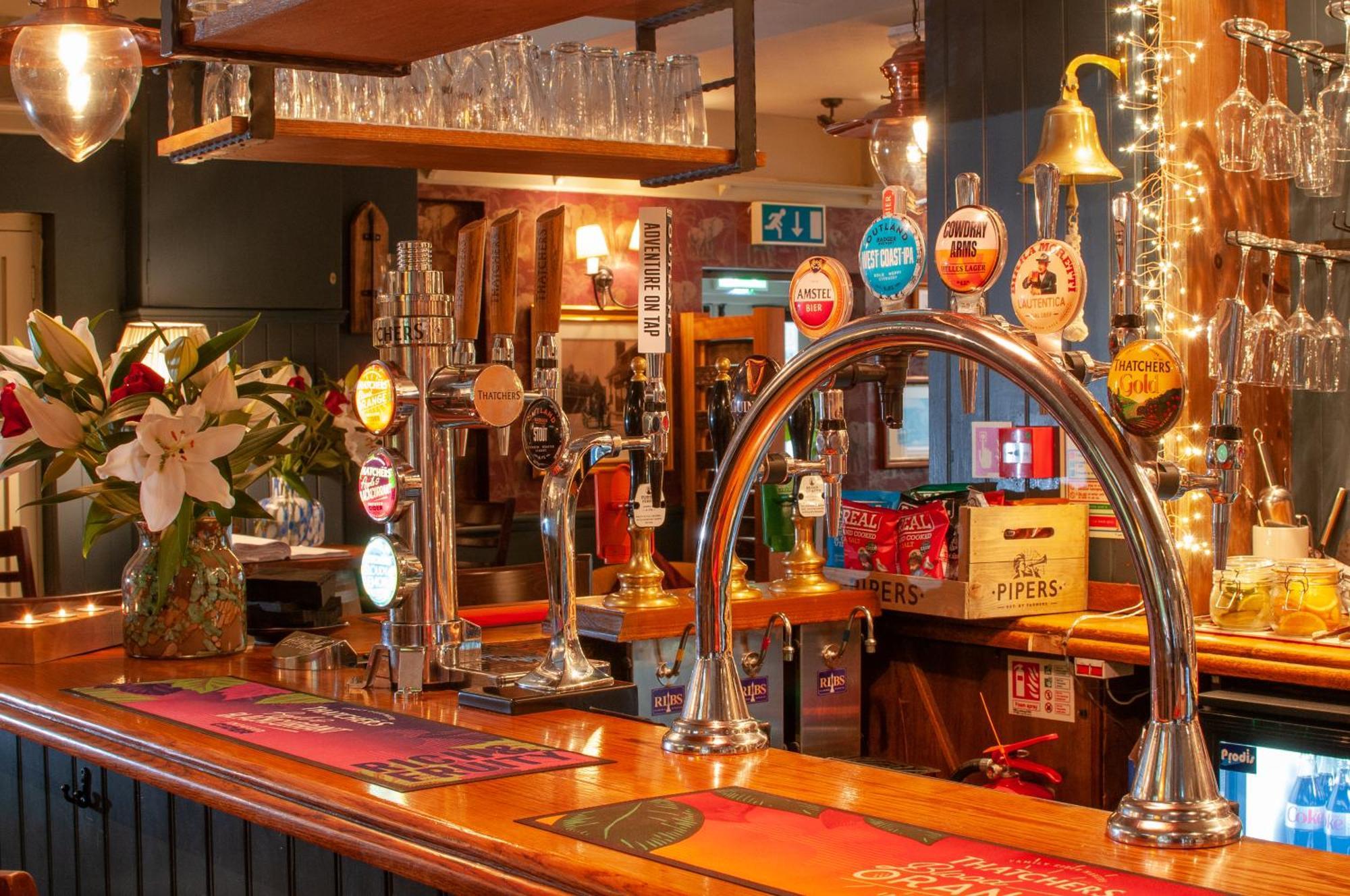 Bed and Breakfast The Cowdray Arms Worth  Экстерьер фото