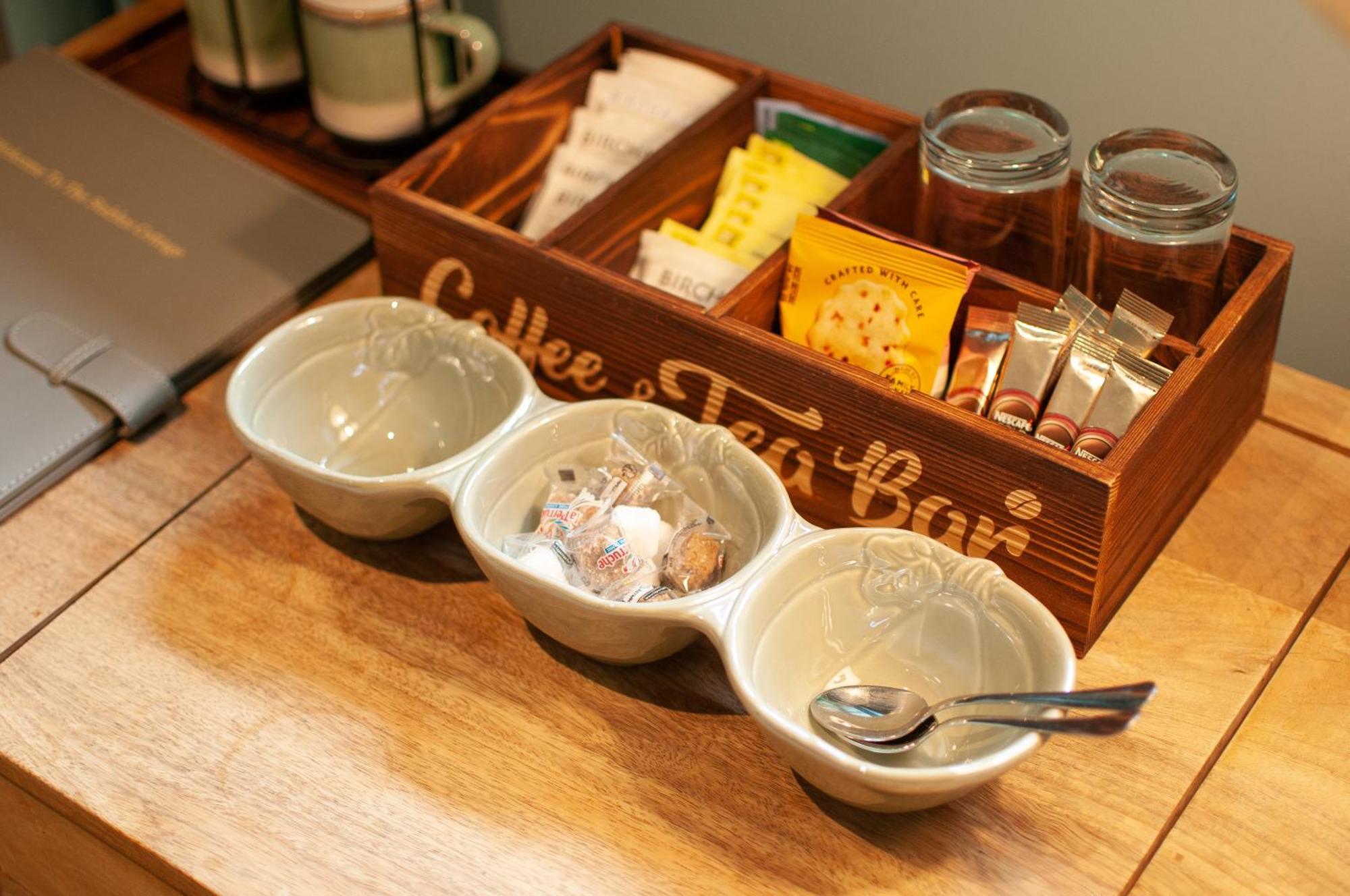 Bed and Breakfast The Cowdray Arms Worth  Экстерьер фото