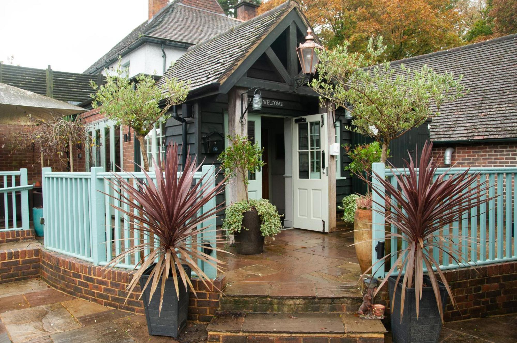 Bed and Breakfast The Cowdray Arms Worth  Экстерьер фото